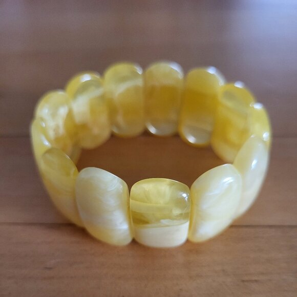 Amber Stretch Bracelet, Varied Shades of Ivory to Yellow - Picture 1 of 3